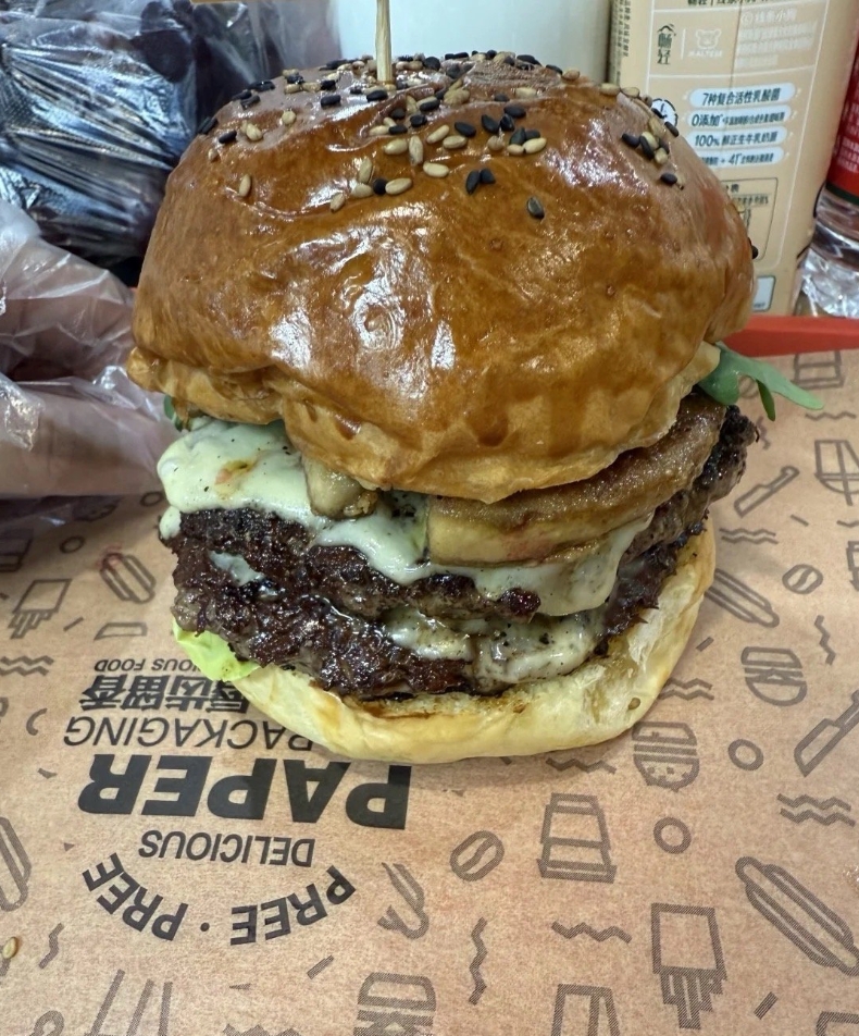 复旦食堂鹅肝汉堡爆火：40吃到外面大几十的水平