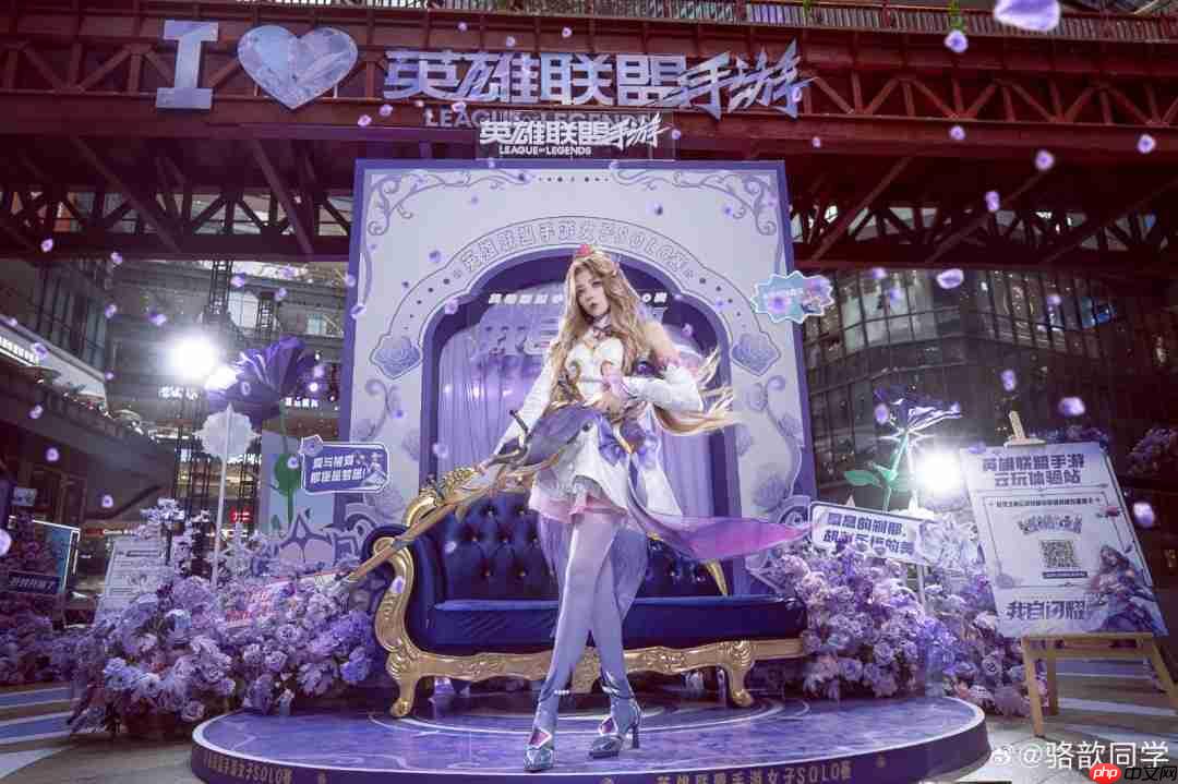 《LOL》主持人骆歆Cos水晶玫瑰女警 太美了