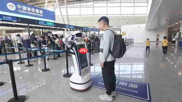 小笨智能机器人登上《新闻联播》  揭秘上合峰会天津边检的智能“巡检员”