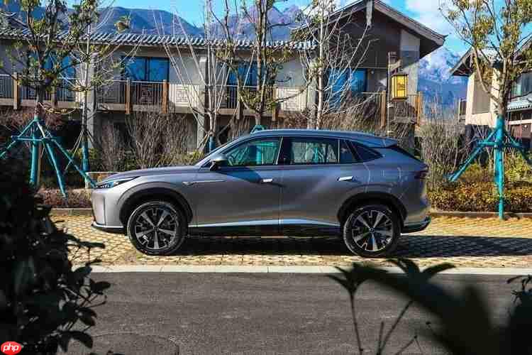 2025油电同价:10万SUV荣威D5XDMH性价比革命