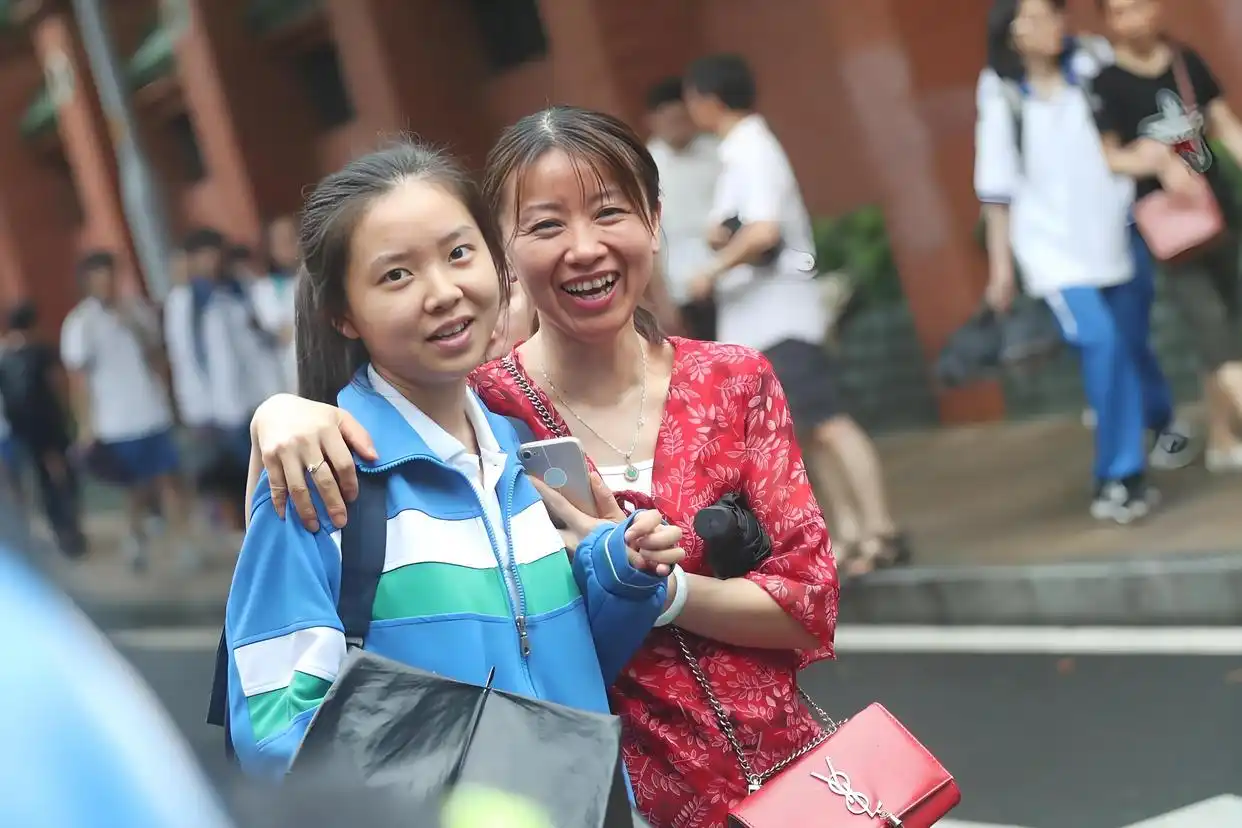 “神兽归笼！”开学日家长开心到失去表情管理，笑容完全藏不住 - php中文网