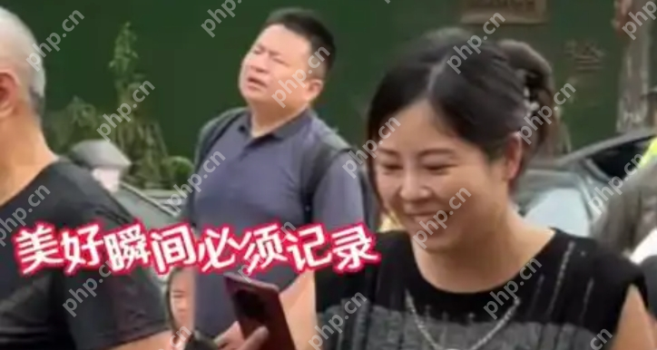 开学日家长开心到失去表情管理 网友：神兽投送成功！ - php中文网