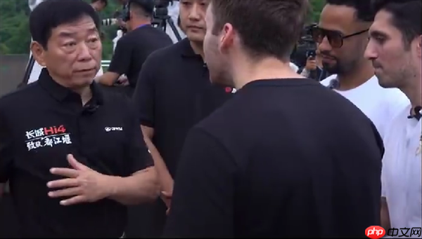 魏建军被老外围着加微信：车不在于高级 能为车主创造价值就是好车