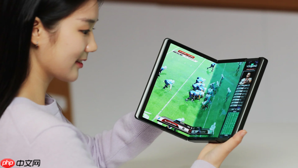 外屏秒变三联主屏！三星三折叠手机交互创新曝光