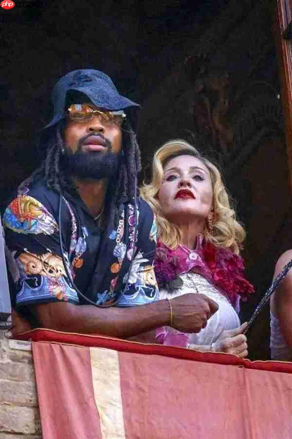 67岁麦当娜携29岁男友庆生:定制了一个巨大的Labubu蛋糕