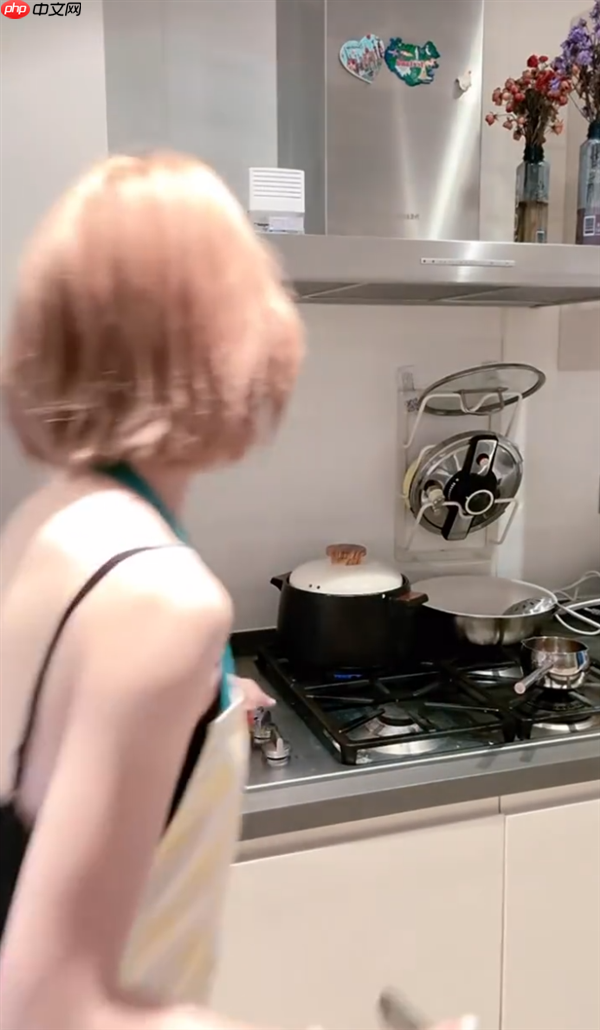 赵露思直播时被网友提醒煤气没关 关掉后感谢:你们救了我