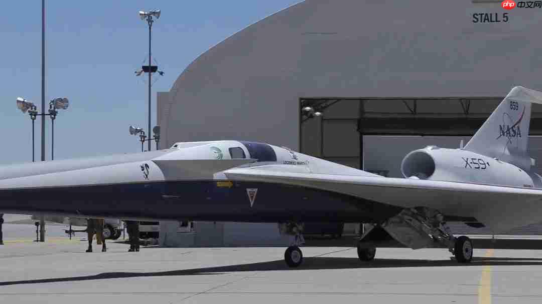 美国宇航局 X-59 超音速飞机完成首次低速滑行测试,为首飞做准备