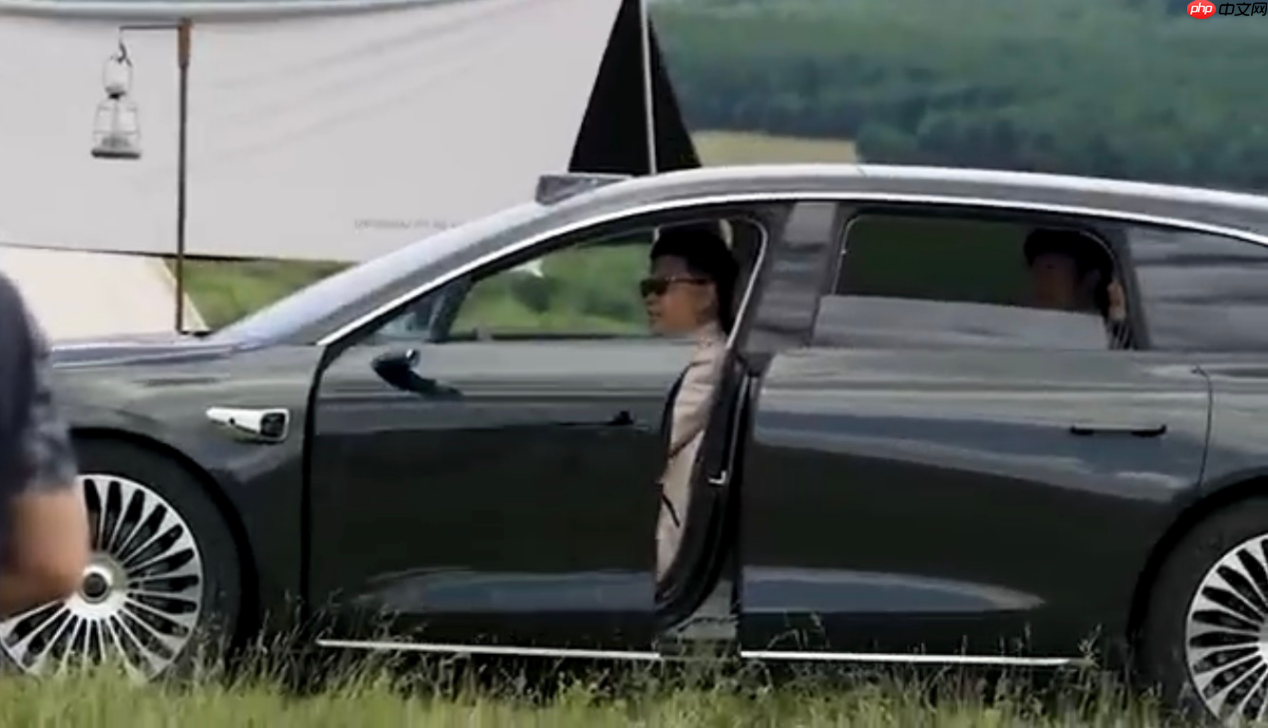 余承东亲测享界S9T智慧电动门,这才是豪华车该有的样子