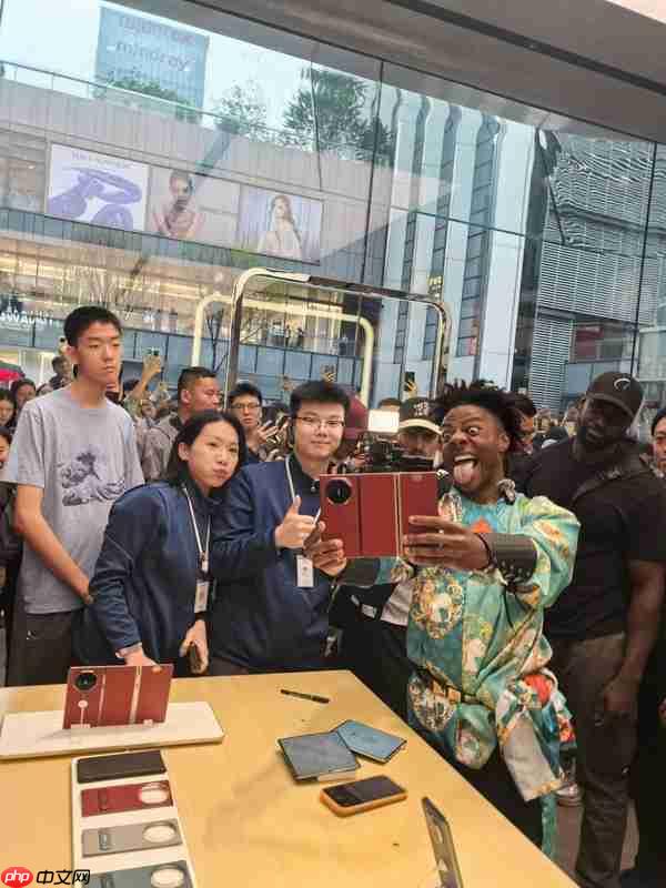 甲亢哥还在用华为三折叠手机!直播熟练使用分屏功能