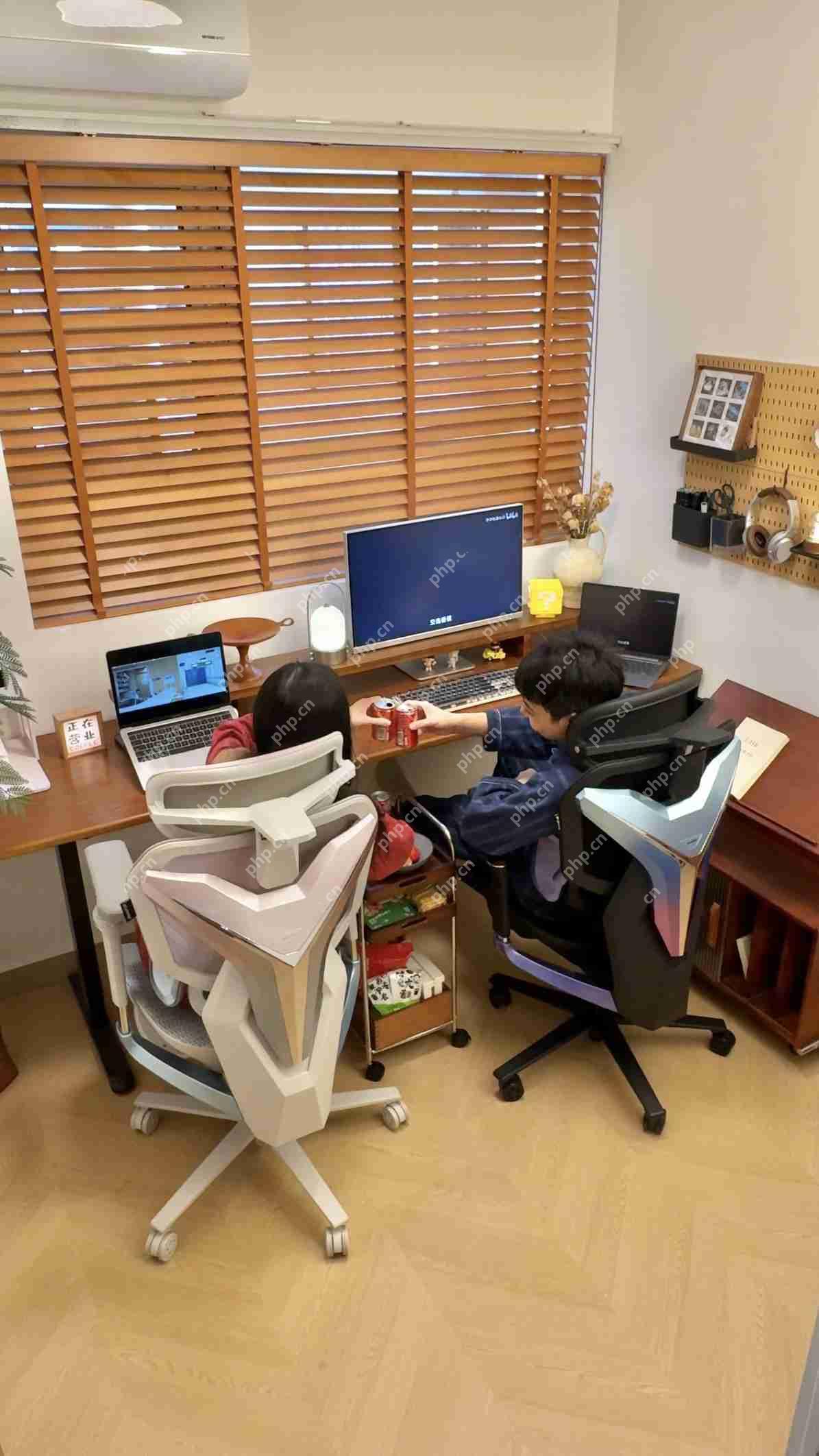 一把能打游戏、能上班,还能哄对象的傲风电竞椅有多香?