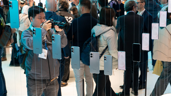 三星Galaxy S25 Edge亮相MWC:只能看 禁止上手