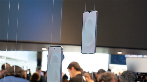 三星Galaxy S25 Edge亮相MWC:只能看 禁止上手