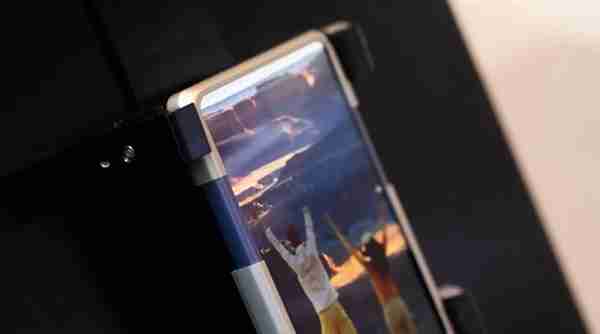 外形梦幻!三星CES大秀卷轴屏和折叠屏