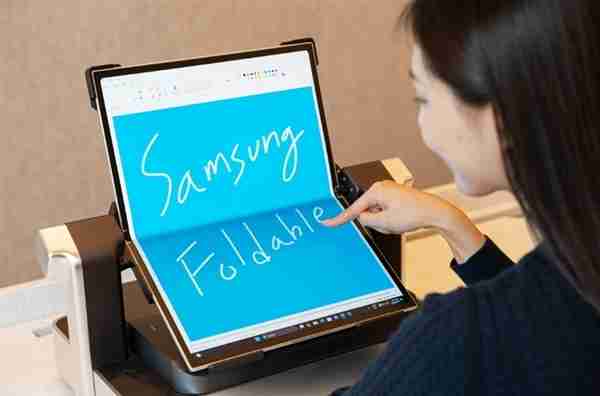 外形梦幻!三星CES大秀卷轴屏和折叠屏