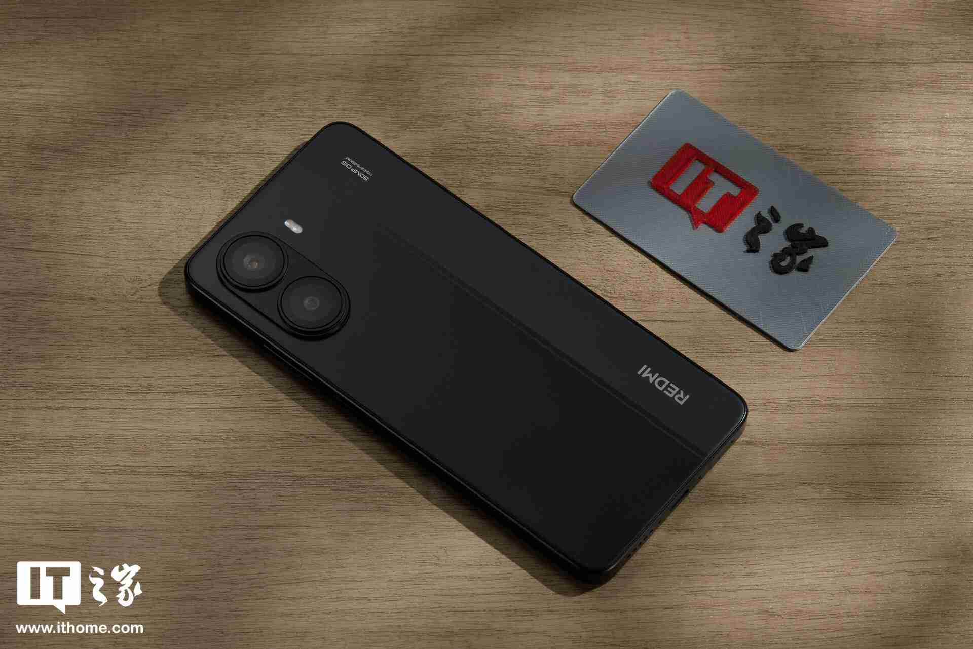 小米 REDMI Turbo 4「暗影黑」实拍：设计干练克制，拼色后壳不失个性