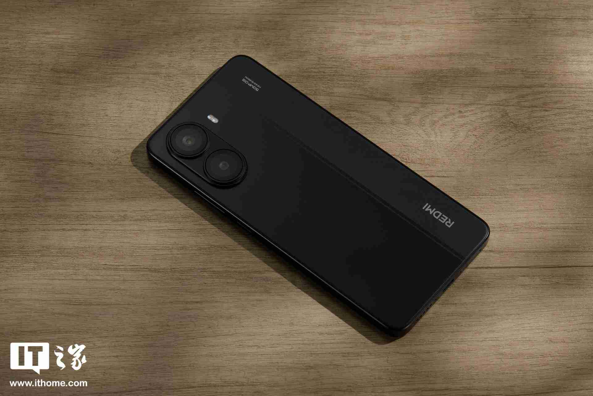 小米 REDMI Turbo 4「暗影黑」实拍：设计干练克制，拼色后壳不失个性