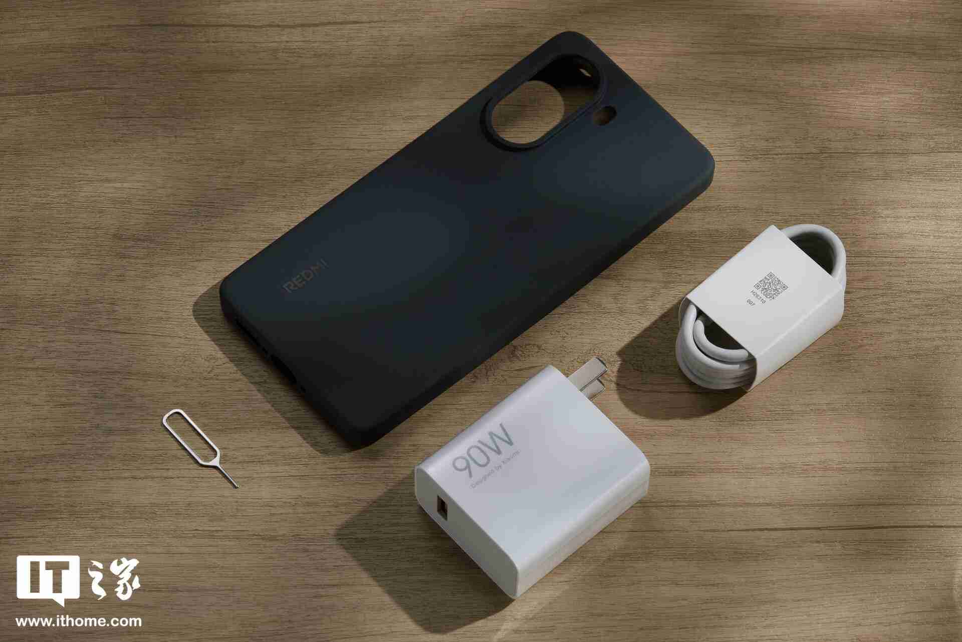 小米 REDMI Turbo 4「暗影黑」实拍：设计干练克制，拼色后壳不失个性