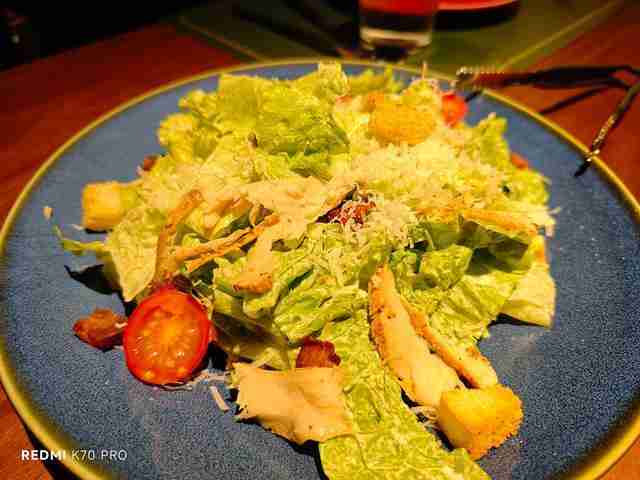 华为Mate 70 Pro拍照怎么样?红枫原色表现出色,96mm长焦彪悍