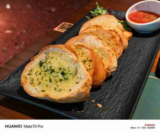 华为Mate 70 Pro拍照怎么样?红枫原色表现出色,96mm长焦彪悍