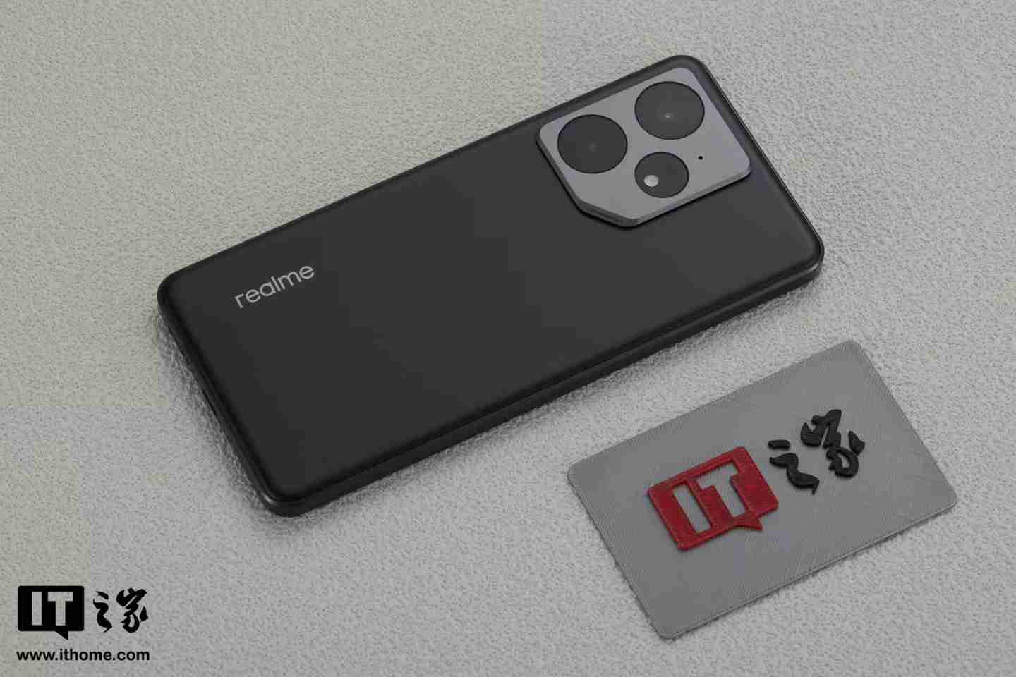 realme 真我 Neo7 手机“不良人限定版”定制配色“剑魂银”外观公布