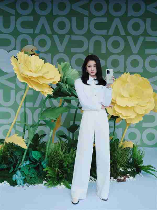 《晓彤格调局》尽显时尚格调:关晓彤手持nova 13 Pro拍摄绝美大片