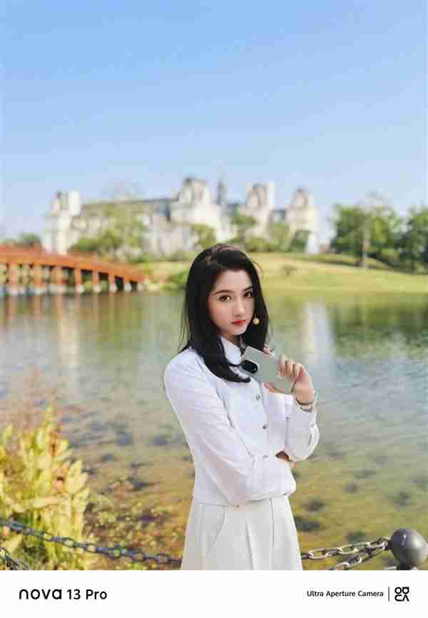 《晓彤格调局》尽显时尚格调:关晓彤手持nova 13 Pro拍摄绝美大片