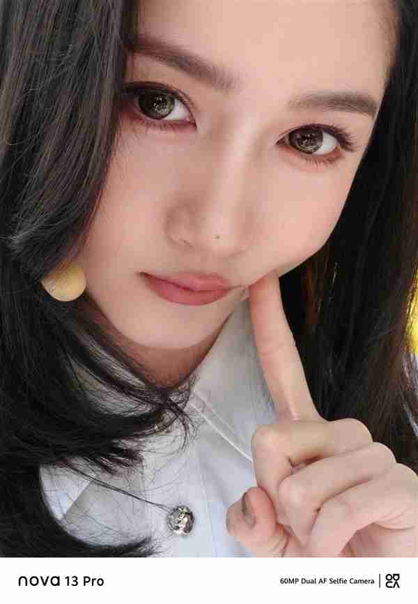 《晓彤格调局》尽显时尚格调:关晓彤手持nova 13 Pro拍摄绝美大片