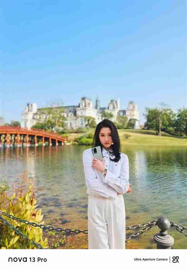 《晓彤格调局》尽显时尚格调:关晓彤手持nova 13 Pro拍摄绝美大片