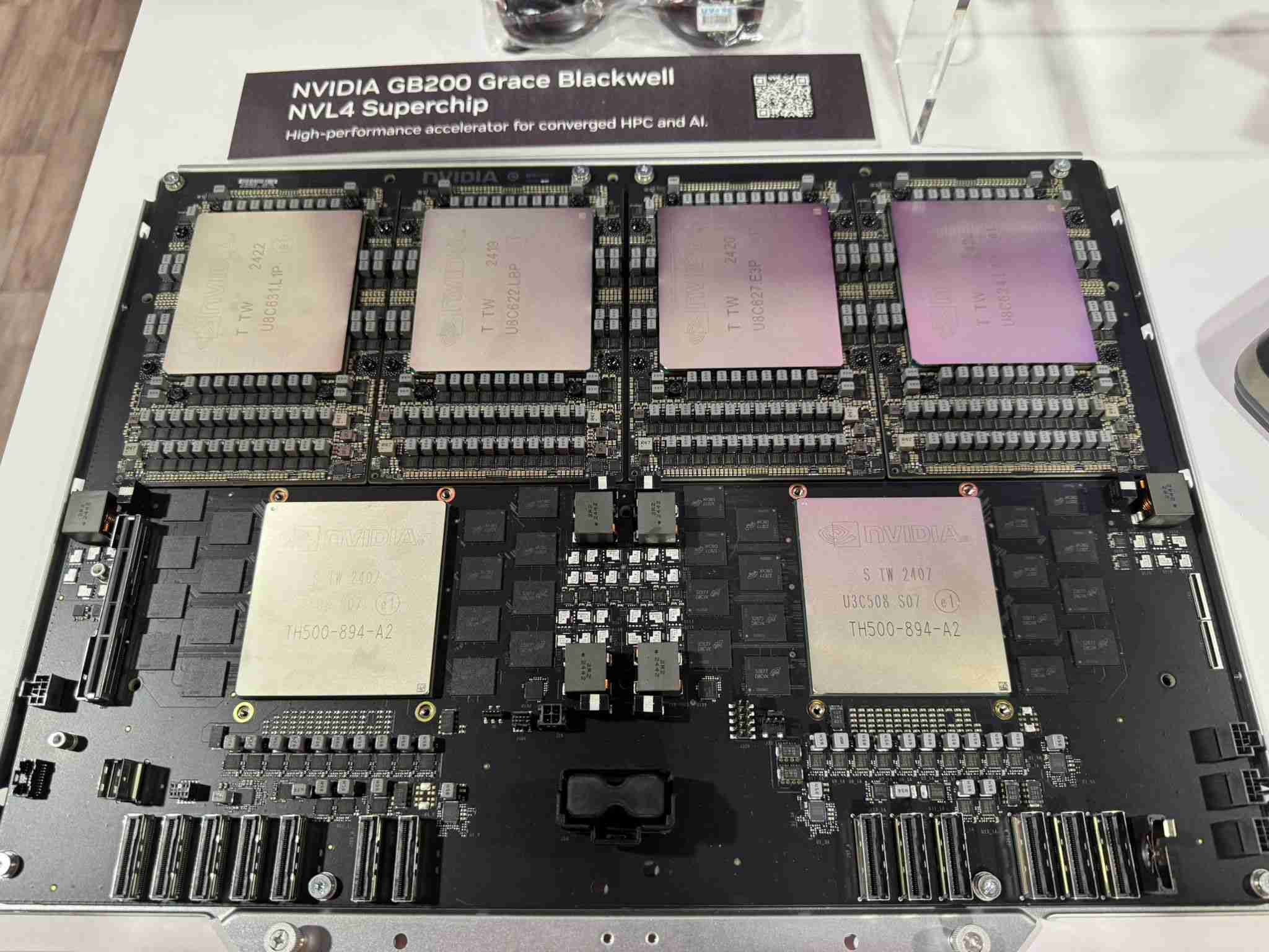 英伟达推出 GB200 NVL4 平台:144 核 CPU+4 个 Blackwell GPU,最高支持 1.3TB 内存