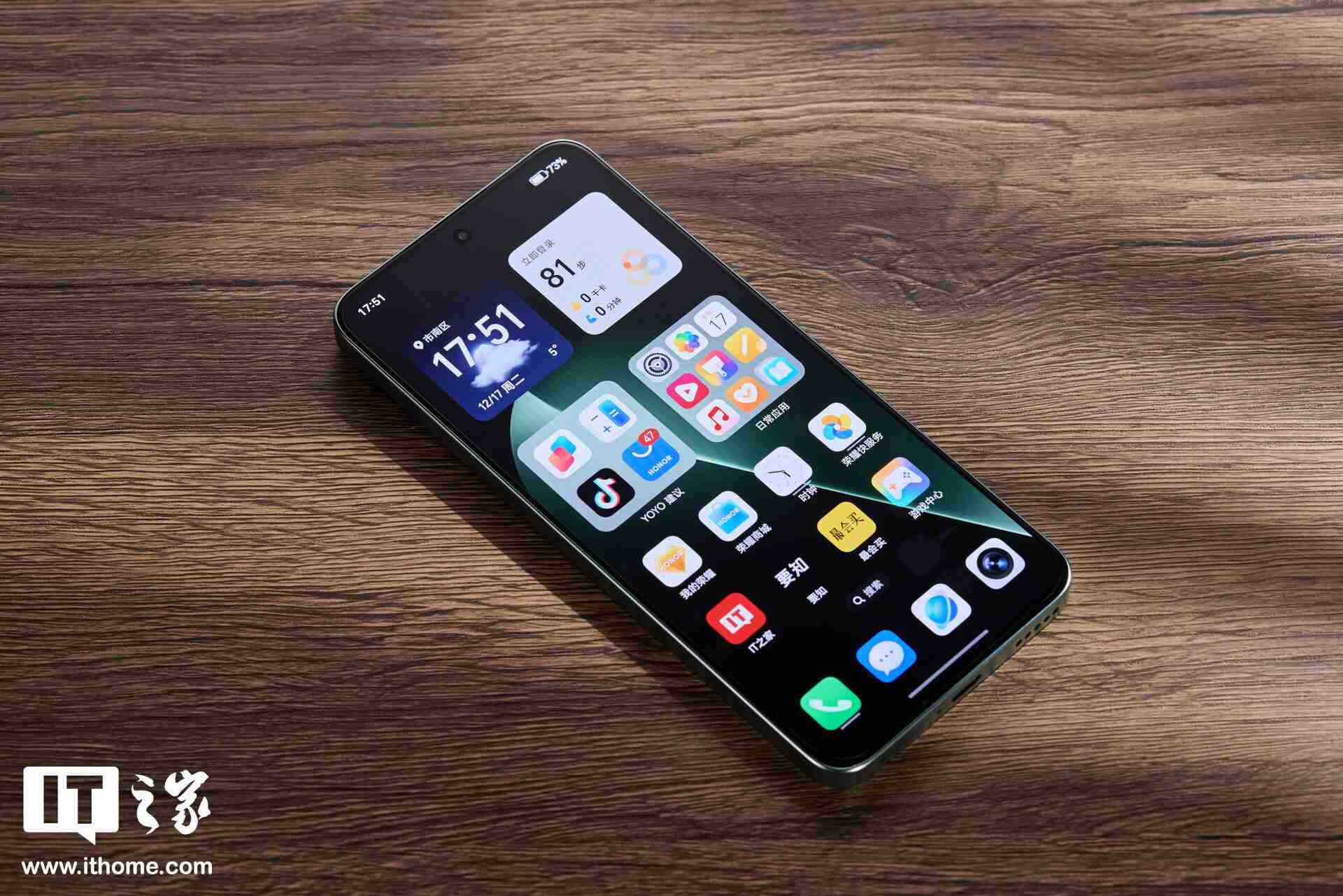 荣耀 GT「极光绿」图赏：大 Logo 设计，梦回荣耀 30