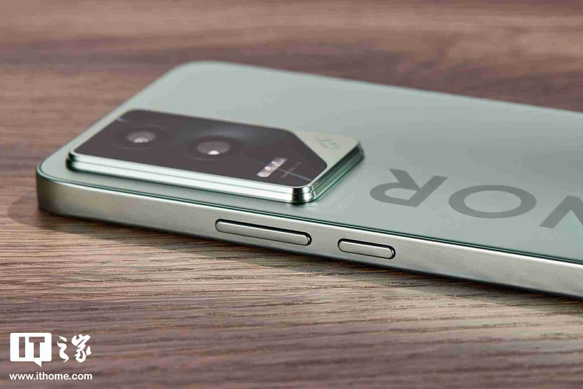 荣耀 GT「极光绿」图赏：大 Logo 设计，梦回荣耀 30