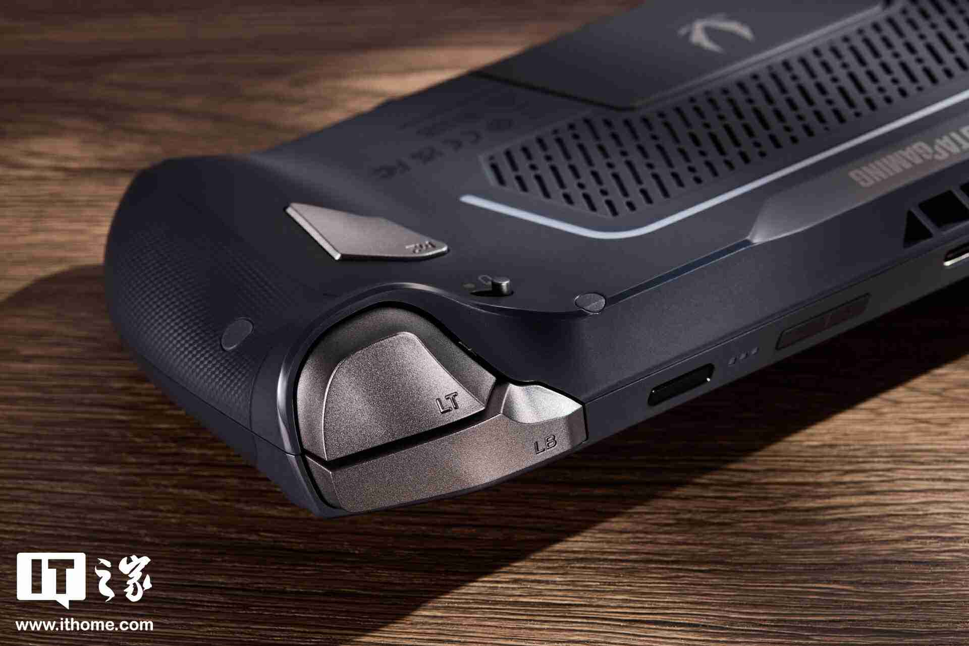 索泰 ZONE 游戏掌机图赏：120Hz AMOLED 屏、拨动式轮盘、双触控板、二段式扳机