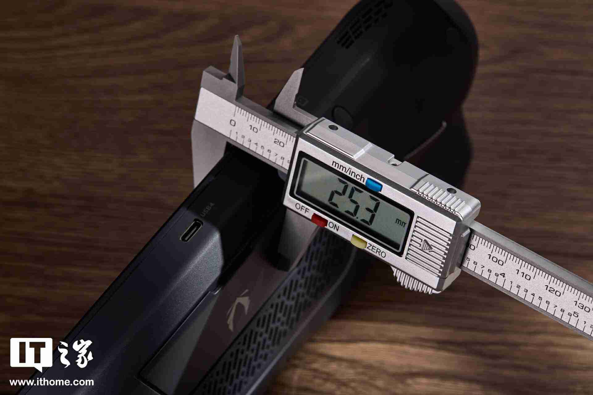 索泰 ZONE 游戏掌机图赏：120Hz AMOLED 屏、拨动式轮盘、双触控板、二段式扳机