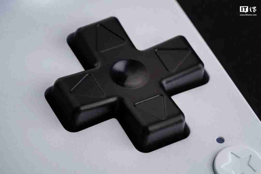 八位堂首款手游拉伸手柄发布：霍尔摇杆扳机、蓝牙连接，199 元