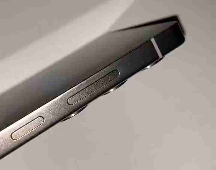 三星Galaxy S25 Ultra手机真机首曝:边角更圆润、边框更窄