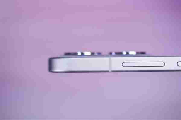 翅膀纹理灵动吸睛！OPPO Reno13图赏