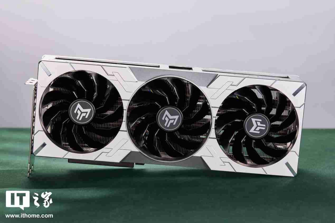 影驰 GeForce RTX 4070Ti SUPER 金属大师 Plus OC 评测：好散热榨干每一丝性能