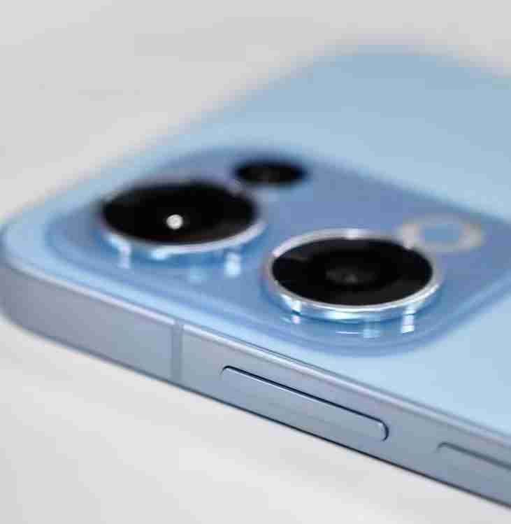 OPPO Reno 13系列手机正面曝光：金属中框，四窄边直屏