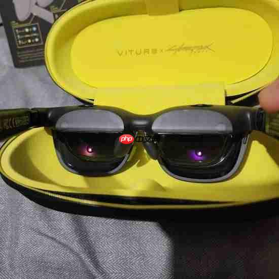 《赛博朋克》联名款XR眼镜实拍：120Hz刷新率 可编程灯带