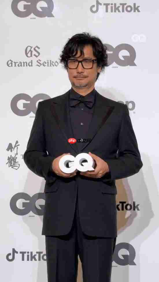 小岛秀夫出席年度人物颁奖典礼!西装革履小领结