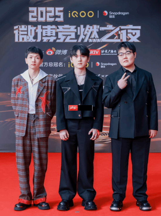 郭艾伦在微博之夜唱了《突然的自我》 TES众人也在场!