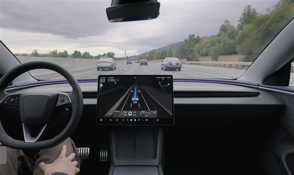 美国特斯拉保费减半:前提是让FSD开