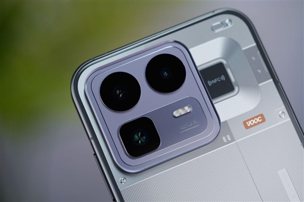 透明RGB光环 辨识度拉满!真我Neo8图赏