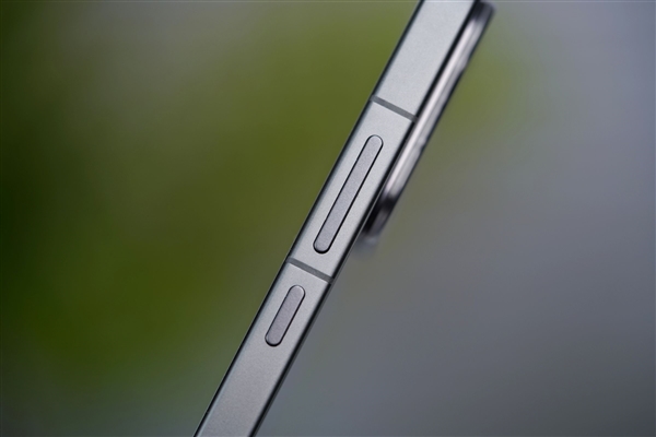 透明RGB光环 辨识度拉满!真我Neo8图赏