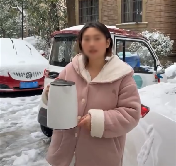 热水浇车玻璃会炸吗?女子拿别人车做实验 回应更让网友气笑