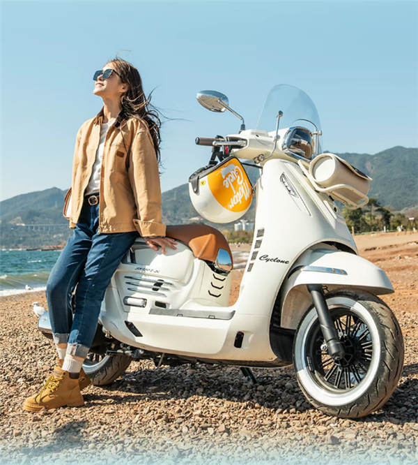 摩托车也卷飞了!赛科龙复古踏板RT250E上市:14999元起