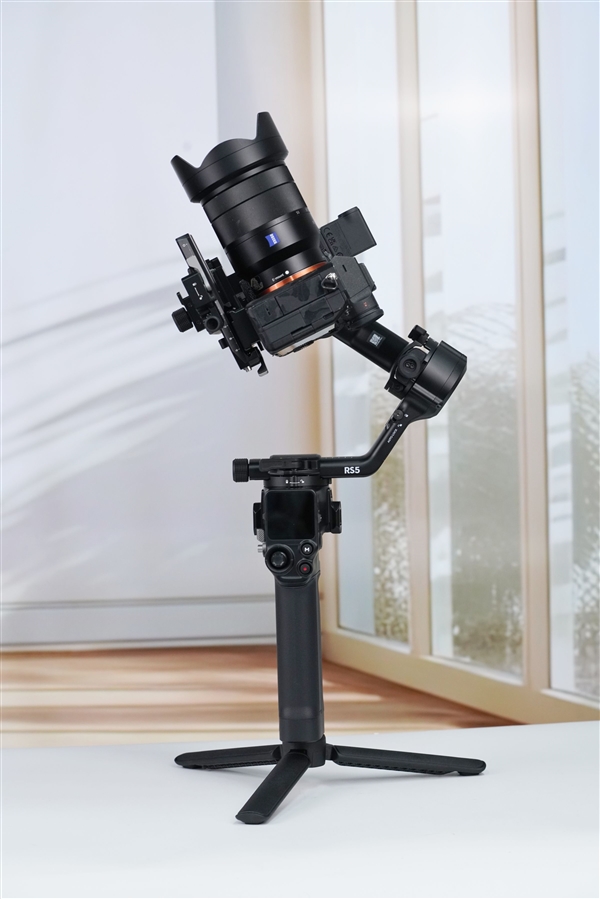 新一代相机增稳利器!大疆DJI RS 5手持云台稳定器图赏