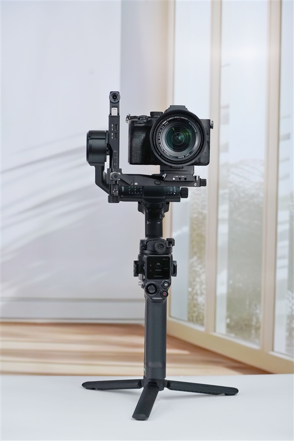 新一代相机增稳利器!大疆DJI RS 5手持云台稳定器图赏