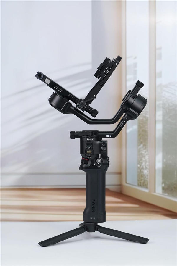 新一代相机增稳利器!大疆DJI RS 5手持云台稳定器图赏