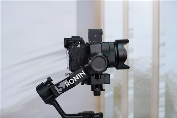 新一代相机增稳利器!大疆DJI RS 5手持云台稳定器图赏